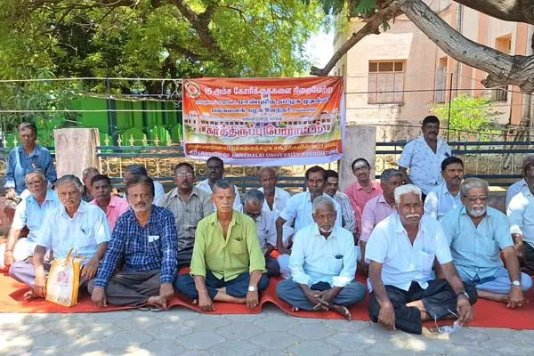 Pensioners at Annamalai University hold indefinite protest!