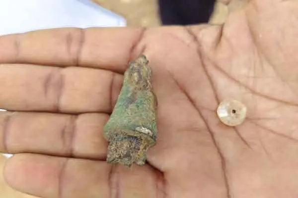 Ancient bas-relief and iron found in Pandian Fort!