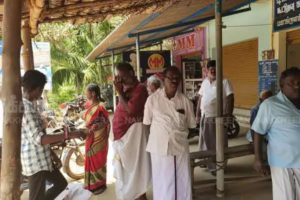 Theft at shops near Keeramangalam