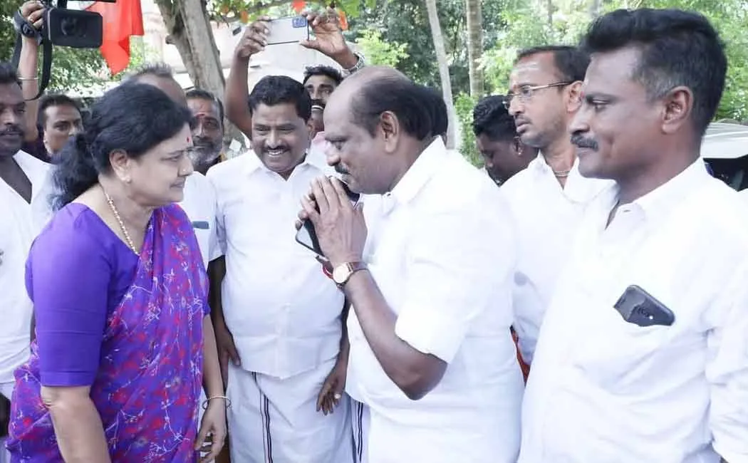 Sasikala's reason for not meeting DTV? Vaithlingam is the answer!