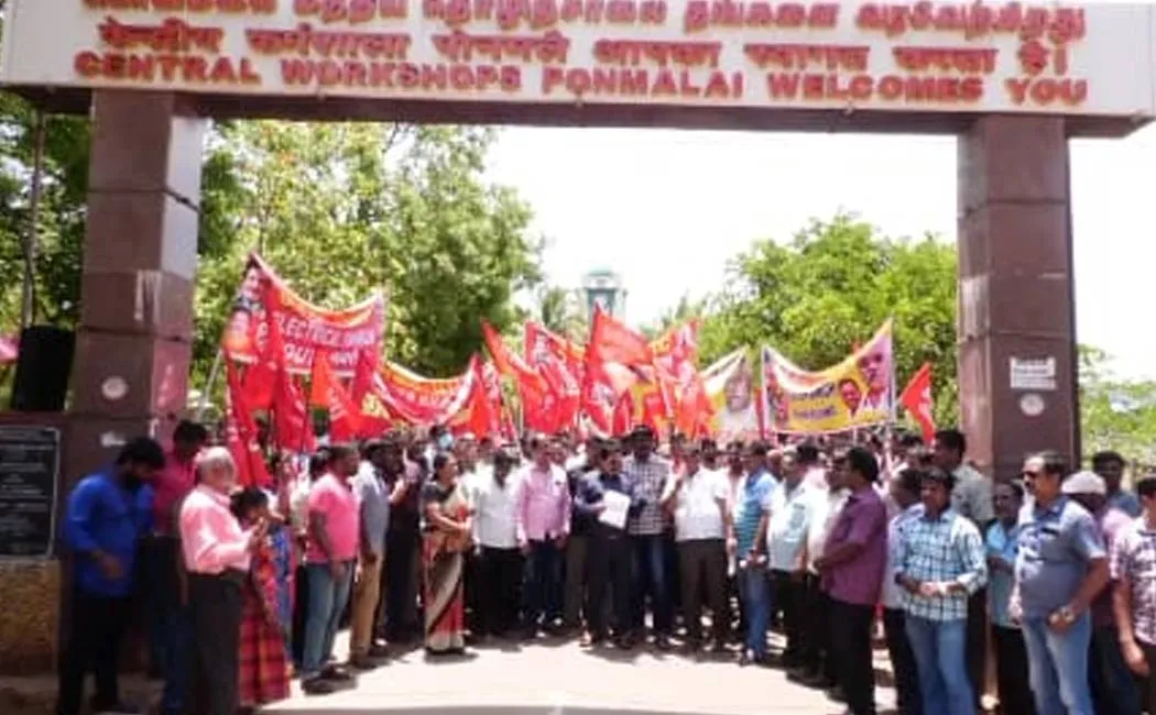 srmu Condemned against railway administration