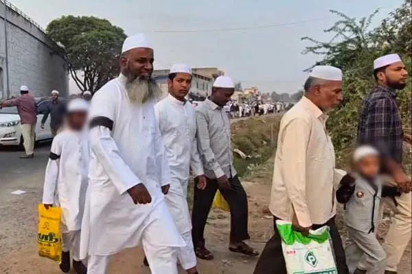 Muslims wearing black bands against amendment Waqf Board Act 