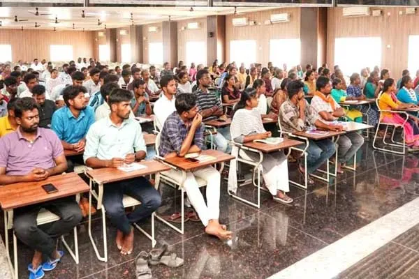 Training at Kalaignar Competitive Examination Centre through video conferencing