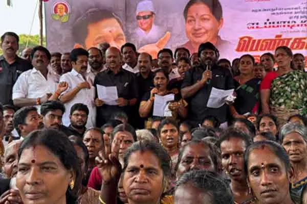 AIADMK women's team  struggle against Minister Ponmudi 