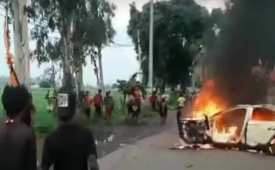 Pilgrims set fire to a car that crashed into them