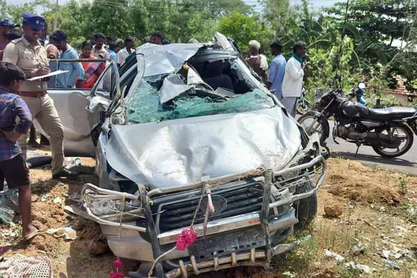 3 people, including a AIADMK executive, were seriously injured  
