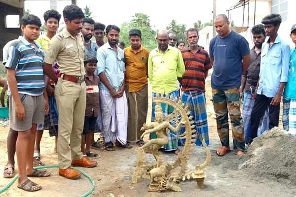 Impon statue discovered in a ditch dug to build a house 