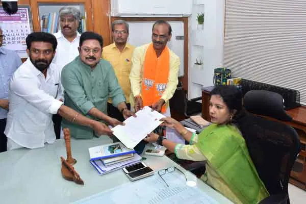 TTV Dhinakaran nomination is on hold for an hour