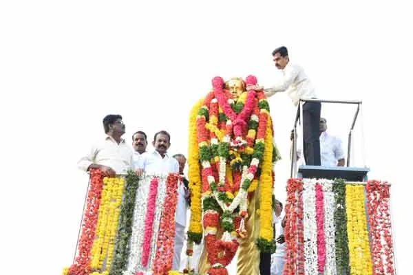 Durai Vaiko honors statue of late industrialist KN Ramajayam