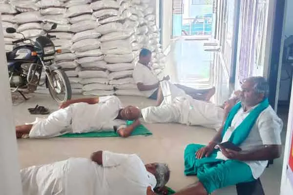 Farmers struggle at Pudukkottai District Collectorate