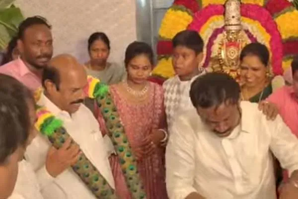 Vijay is furious with the TRP district secretary who garlanded E.V.Velu