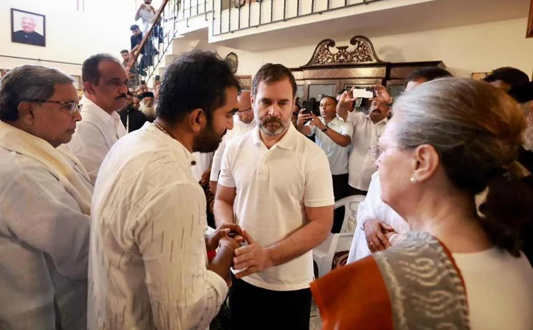 oommen chandy with kerala politics