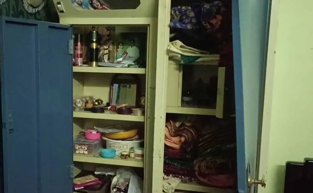 broke the lock  house and stole 40 pieces of jewelry and 9 lakhs  