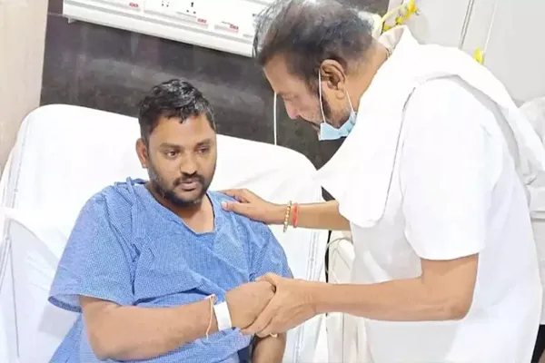 mohan babu visits journalist after he beaten and personally apologises