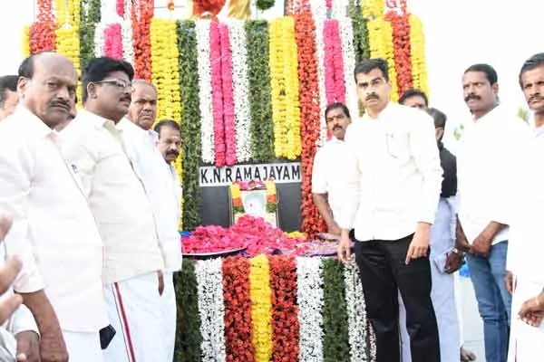 Durai Vaiko honors statue of late industrialist KN Ramajayam
