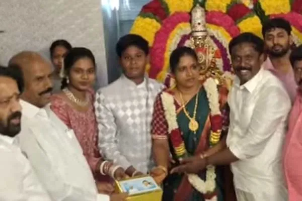 Vijay is furious with the TRP district secretary who garlanded E.V.Velu