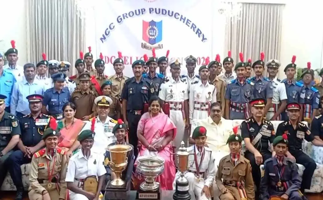 Unreal students in Delhi; Greet Governor Tamilisai in person