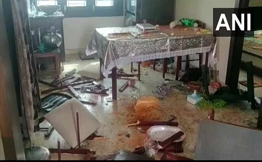 A gang of 100 people broke into a house and kidnapped a woman; The dentist was tortured because he refused to love