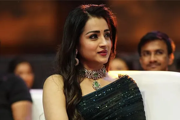 trisha issue notice to admk av raju 