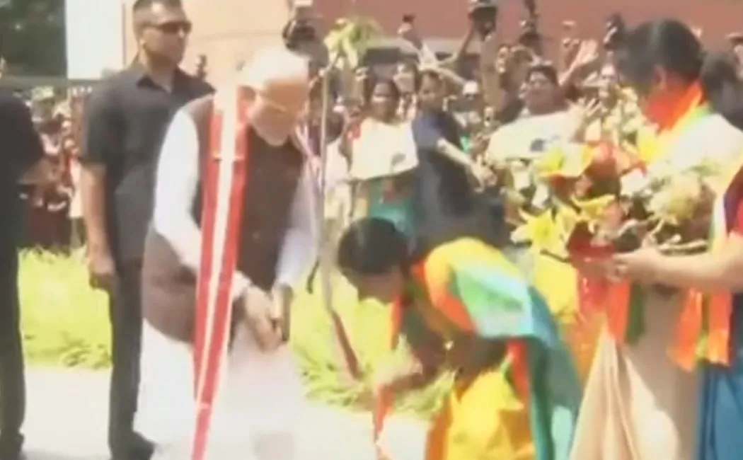 PM Modi condemned Vanathi Srinivasan for falling on his feet