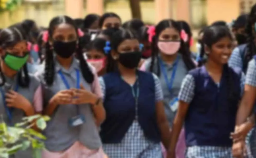 Action against headmaster of the students go to petition collector in school uniform