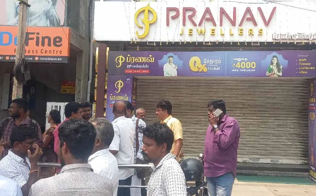 famous jewelry store is under siege for fraud of more than rs 100 crores