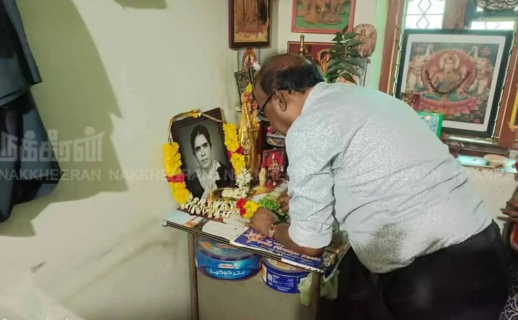 After 68 years,  retired IAS visited his 93-year-old teacher and fell at his feet