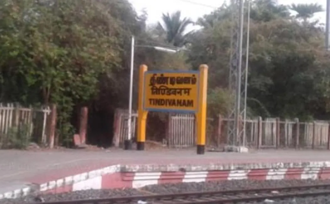 Vadivelu movie style car hijacking youth  Tindivanam