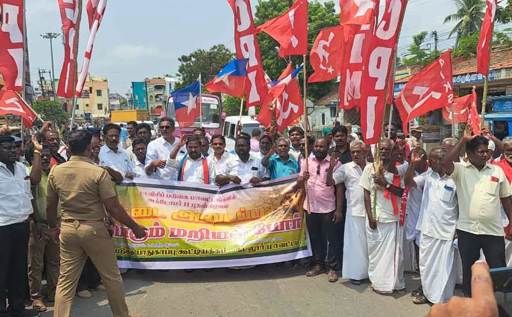 struggle, picketing and arrests in Kattumannargudi demanding  cauvery issue
