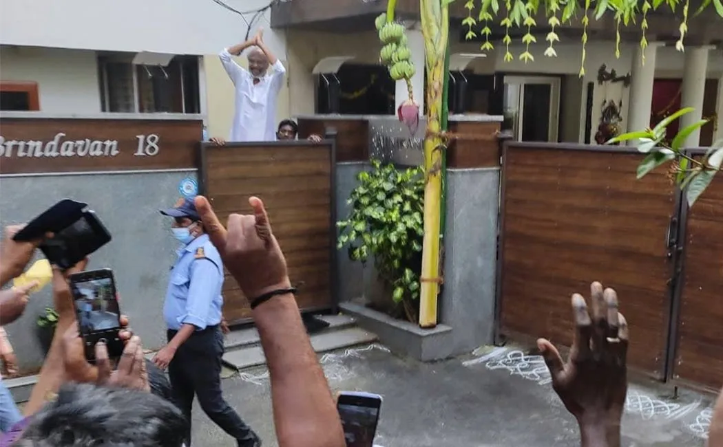 Rajini met the fans outside the house and said New Year wishes