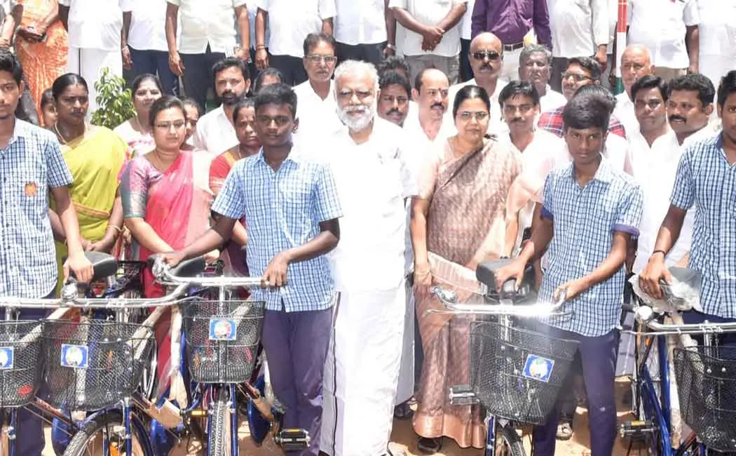 Minister I.Periyasamy give free bicycle to school students in Dindigul