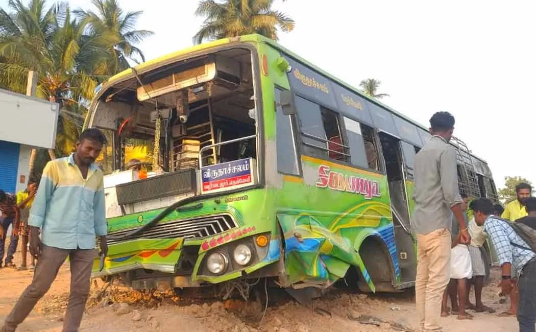 3 people were passed away  collision between car and private bus Cuddalore