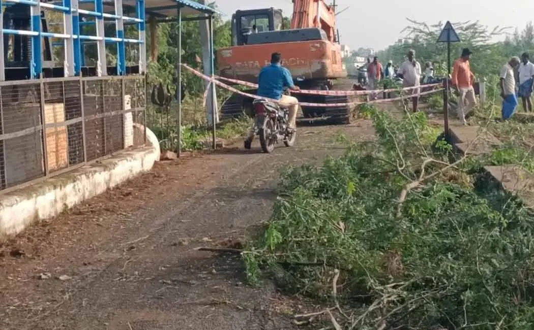 karur Cauvery small bridge has broken down affecting traffic