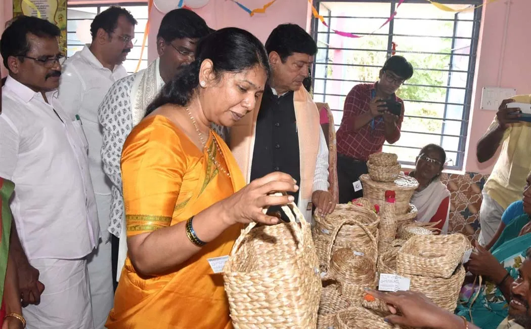 Kanimozhi provided several lakhs of welfare assistant in Dindigul 