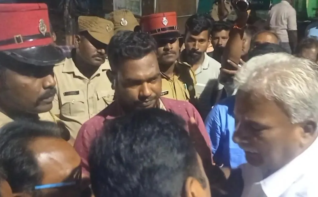 People stuggle to shut liquor shop open in public places in Puducherry