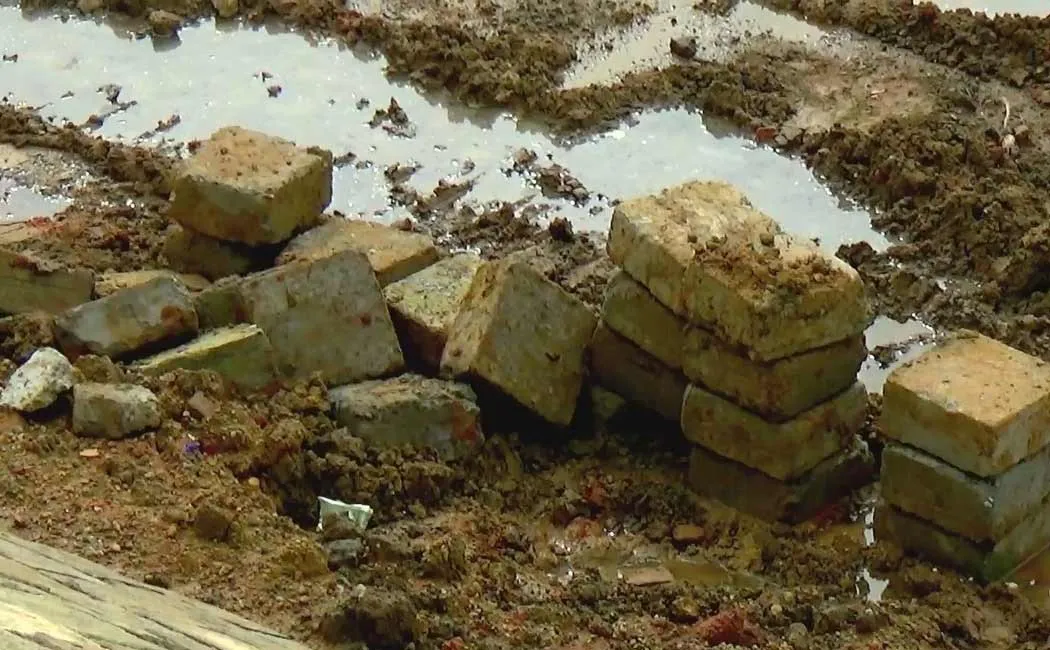 Mannargudi, the surrounding wall around the pond collapsed within four days