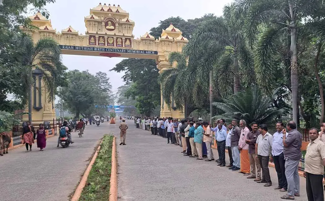 Human chain struggle on behalf of Chidambaram Annamalai University Jack Association