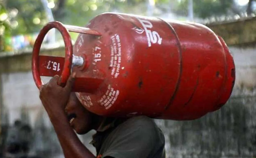 rs 25  increase in cylinder price for commercial use