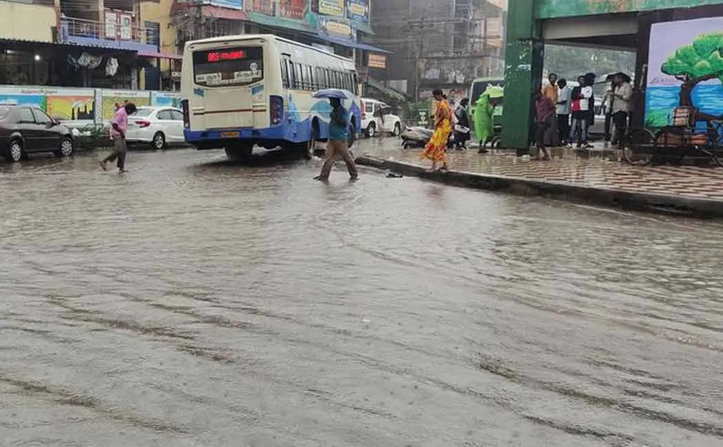 Rain Water surrounds Virudhachalam bus stand
