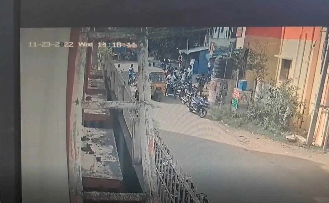 crime branch policeman beat up three boys  road