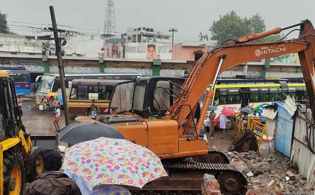 Rain Water surrounds Virudhachalam bus stand