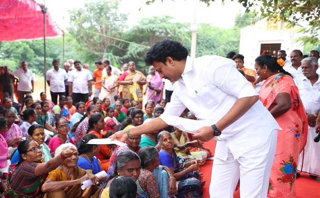 Minister anbil mahesh heard problems public in  municipal council meeting
