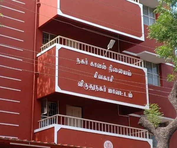 female police officer was suspended for who tried  set fire 