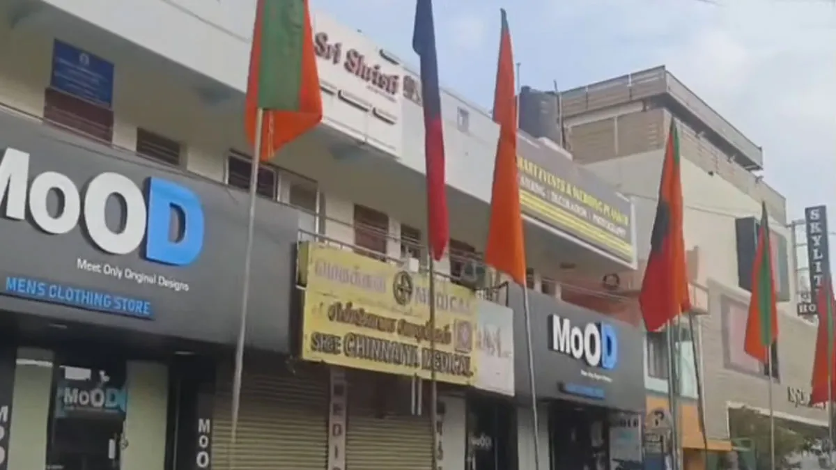  DMK, BJP welcome by competing