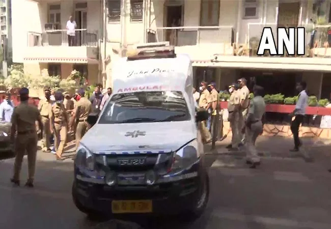 Tribute to Lata Mangeshkar's body at Mumbai home!
