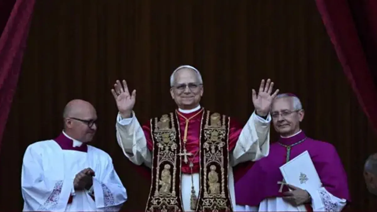 White smoke coming out of the chimney - Pope election
