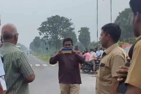'Gear change therialanga' - temporary bus driver stopped in the middle of the road