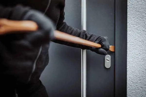 1.40 lakh stolen by breaking the door of a financial institution; One arrested