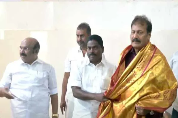 Former ministers talk to Krishnasamy