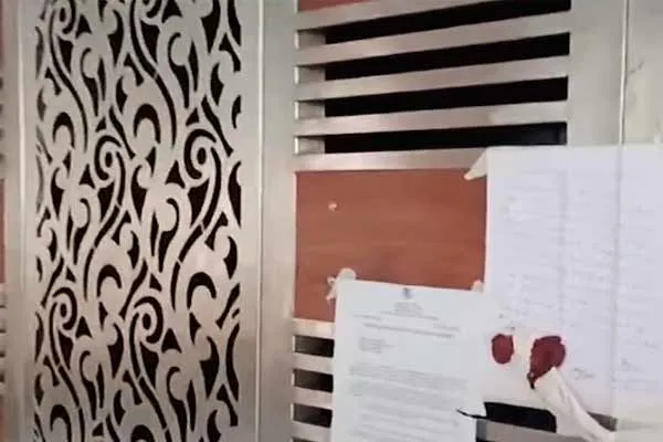 Tearing down notice pasted at Jaber Sadiq's house; Police investigation